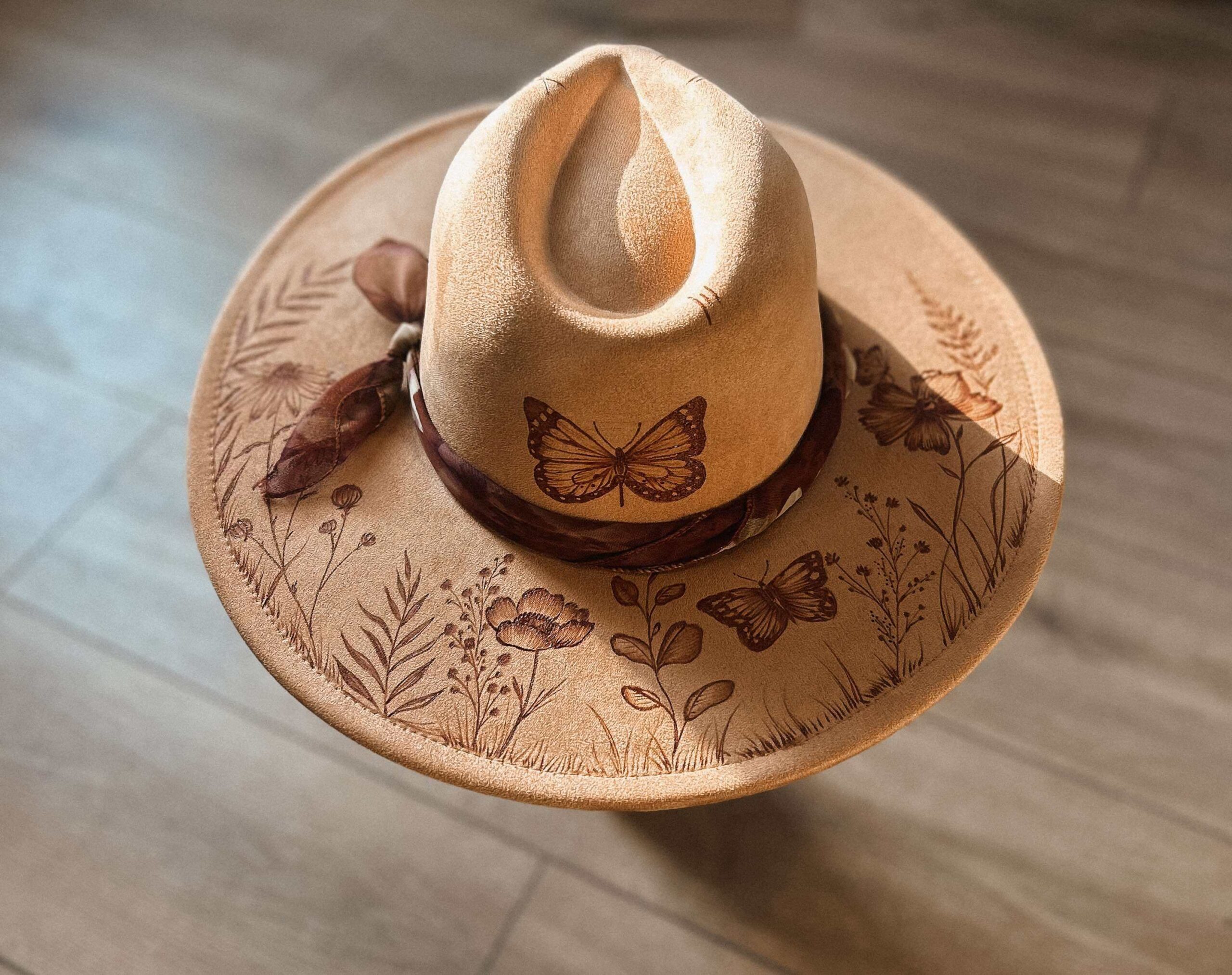 *VENDU - Chapeau pyrogravé "Fly High"