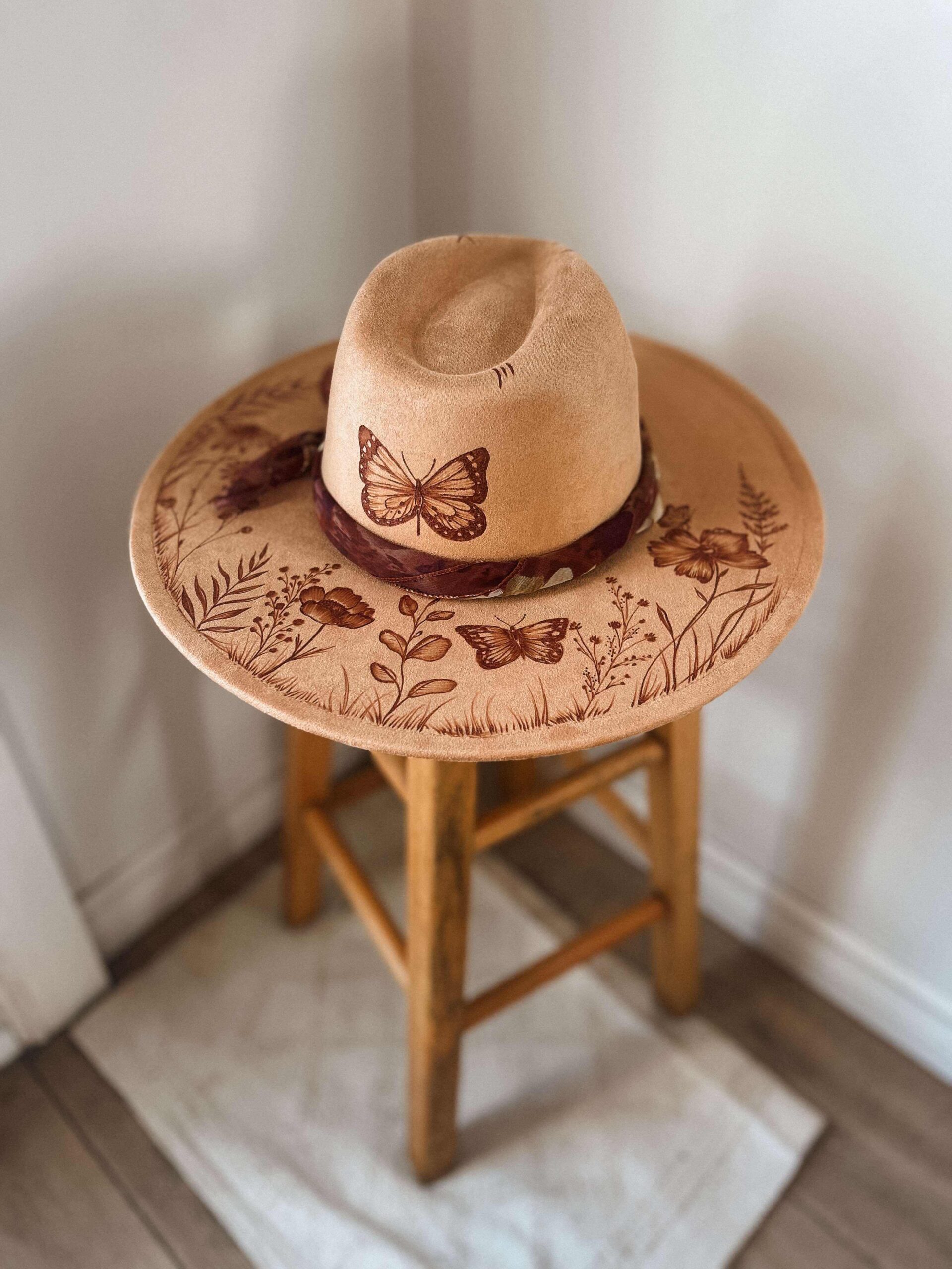 *VENDU - Chapeau pyrogravé "Fly High" – Image 2