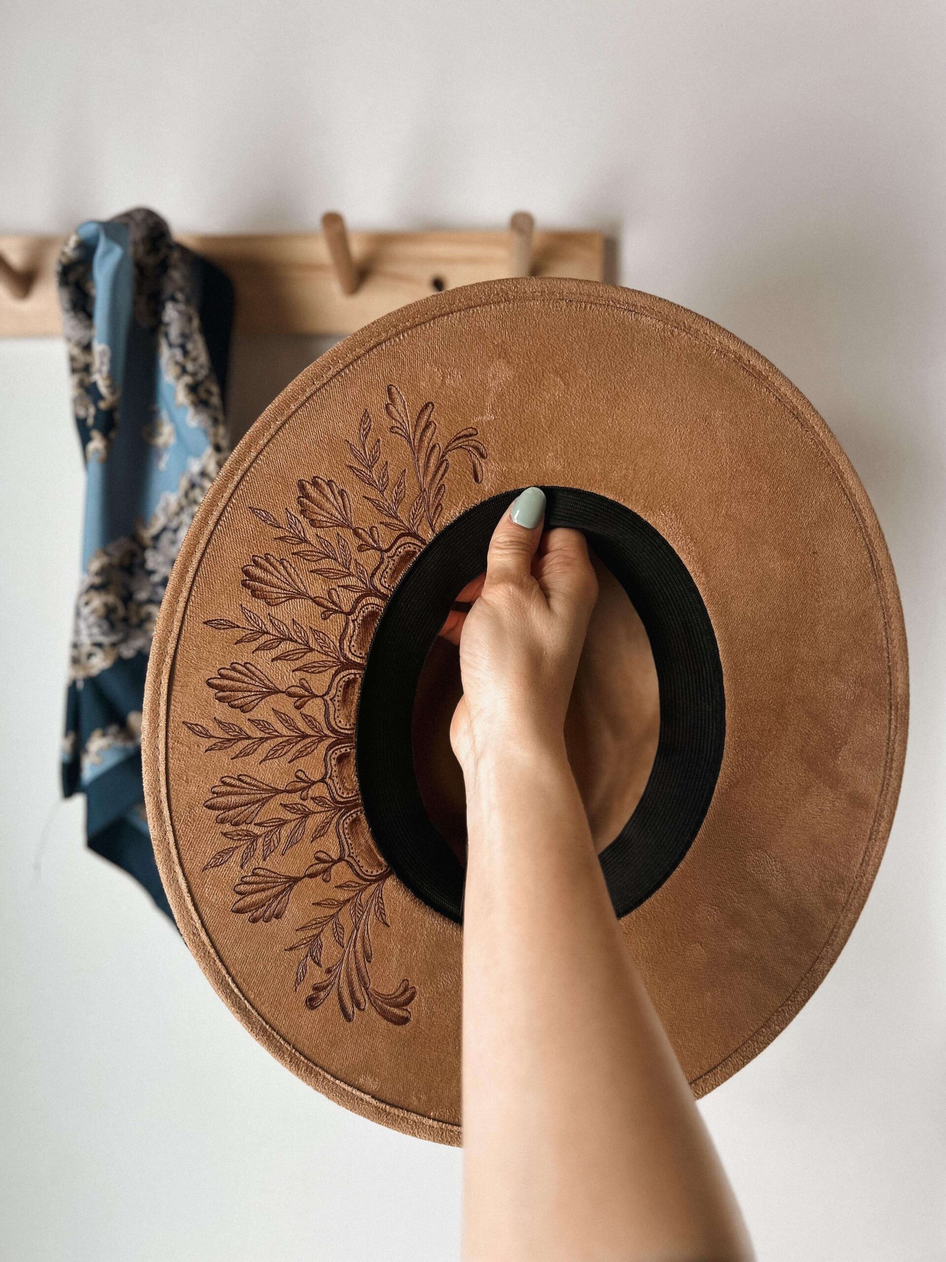* VENDU - Chapeau Pyrogravé - Gypsy – Image 3