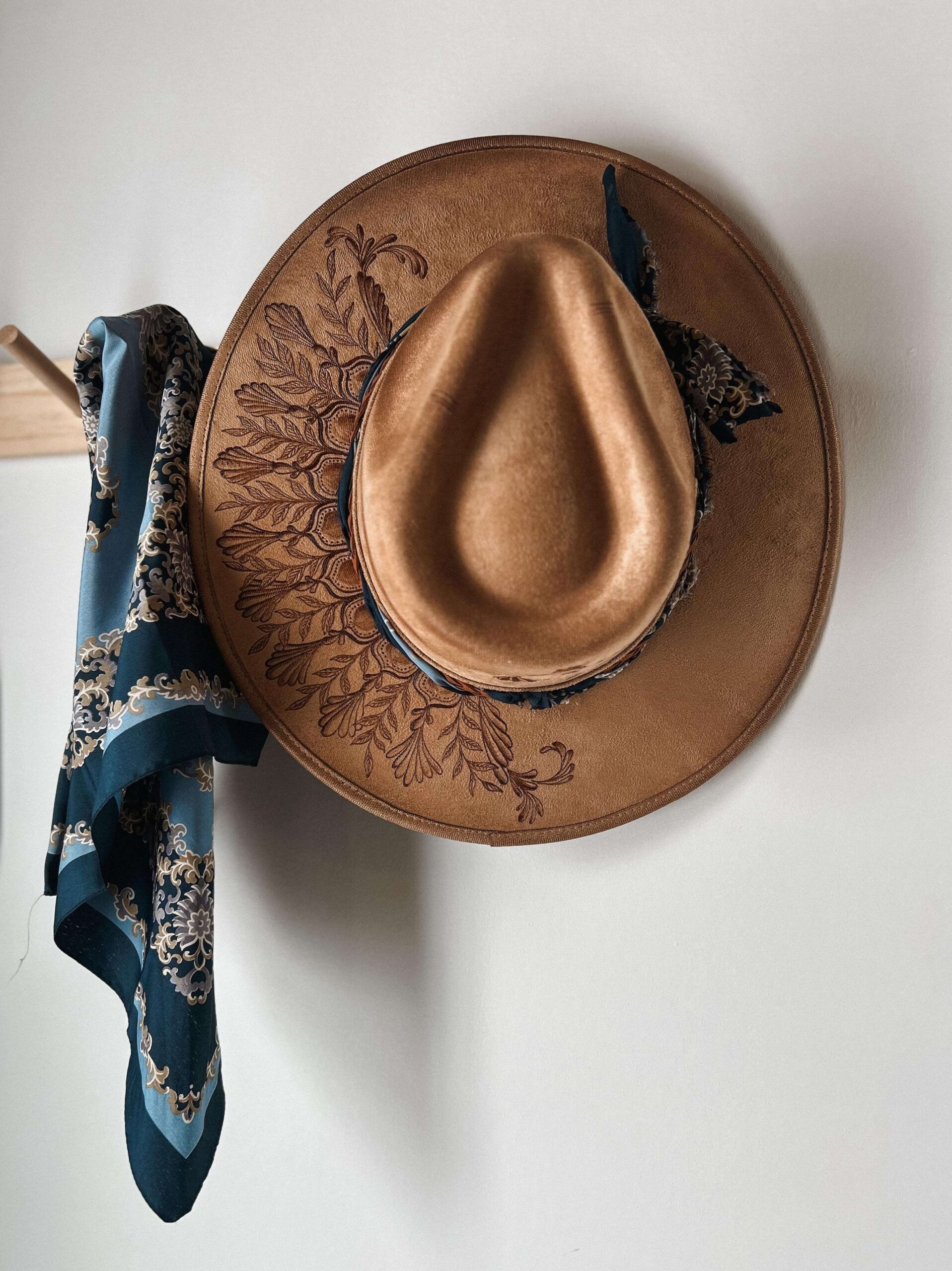 * VENDU - Chapeau Pyrogravé - Gypsy – Image 2