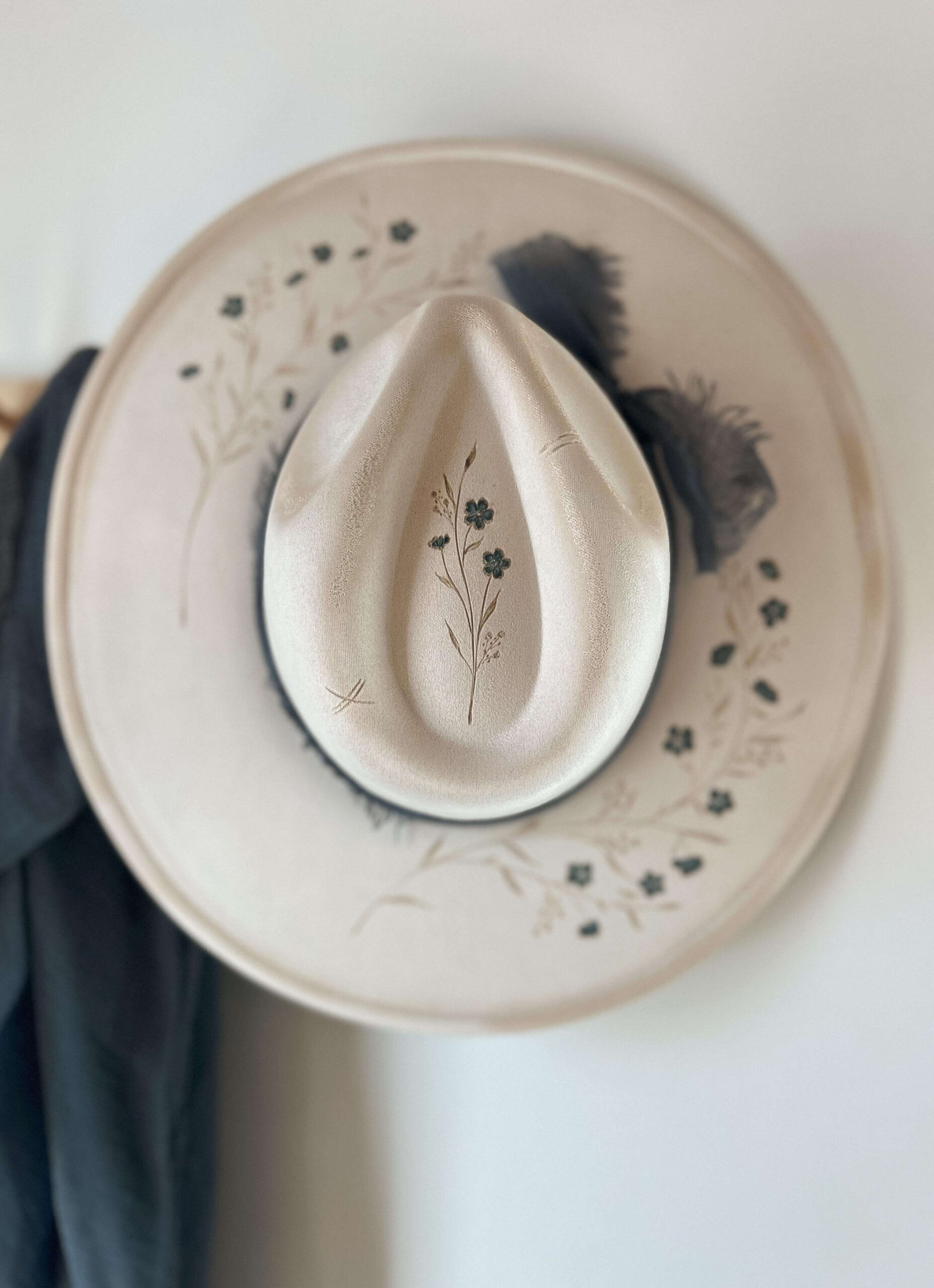 *VENDU - Chapeau pyrogravé "Myosotis" – Image 4