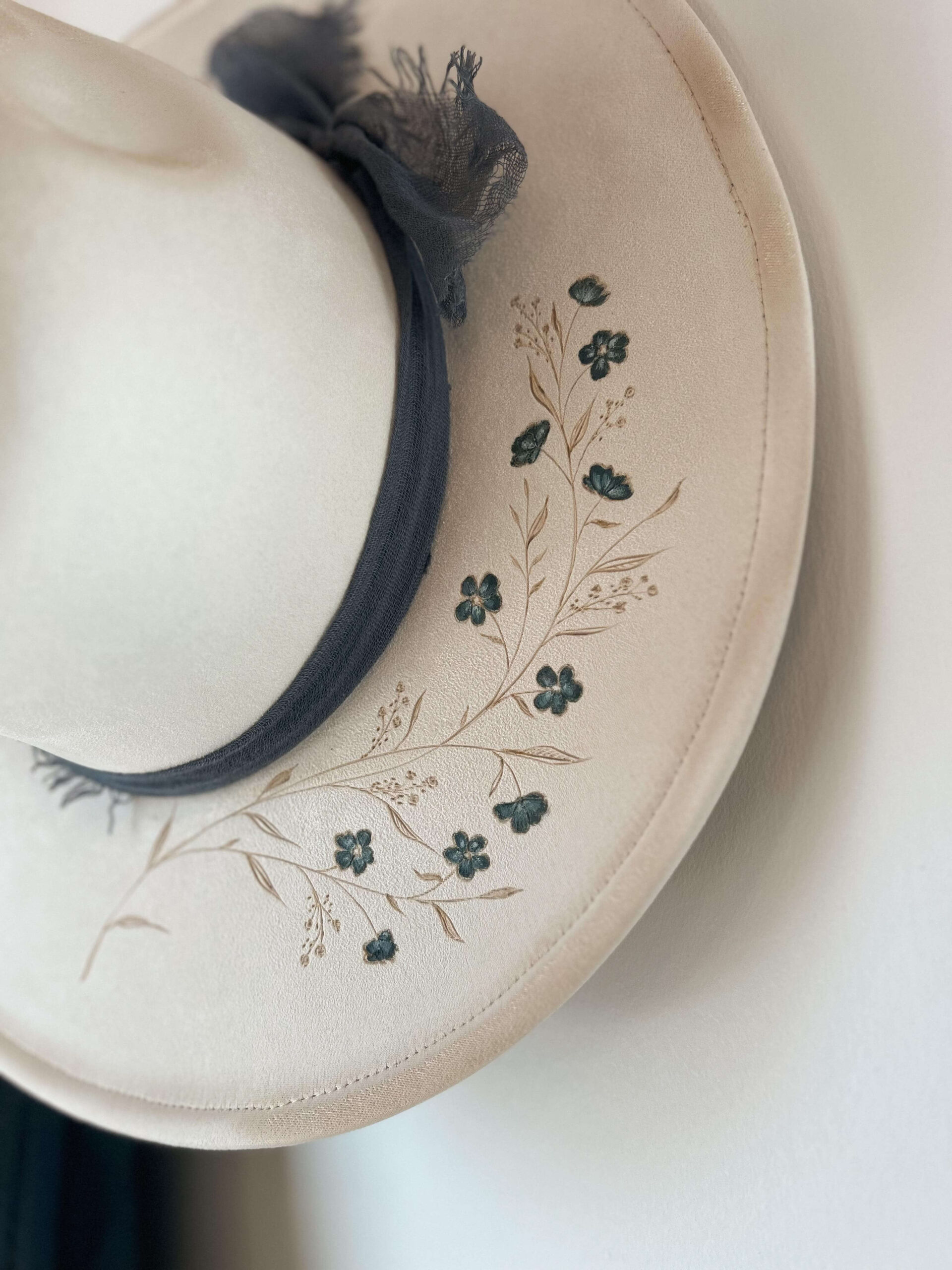 *VENDU - Chapeau pyrogravé "Myosotis" – Image 3