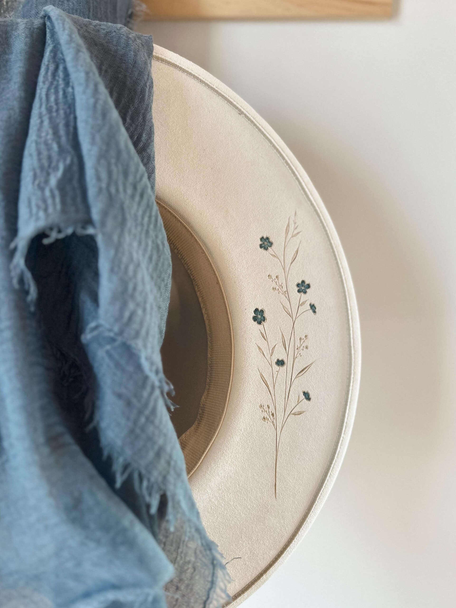 *VENDU - Chapeau pyrogravé "Myosotis" – Image 2