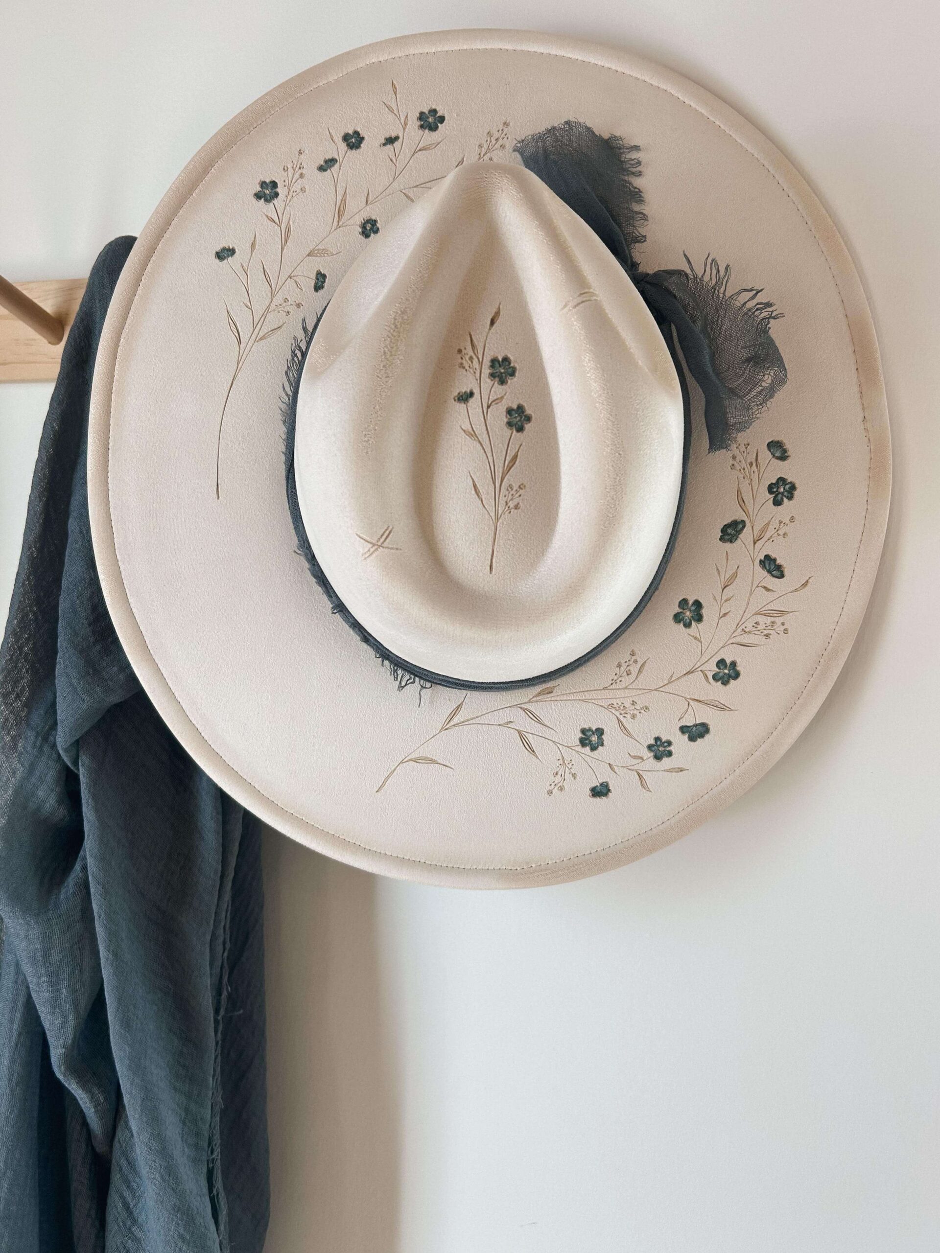 *VENDU - Chapeau pyrogravé "Myosotis"