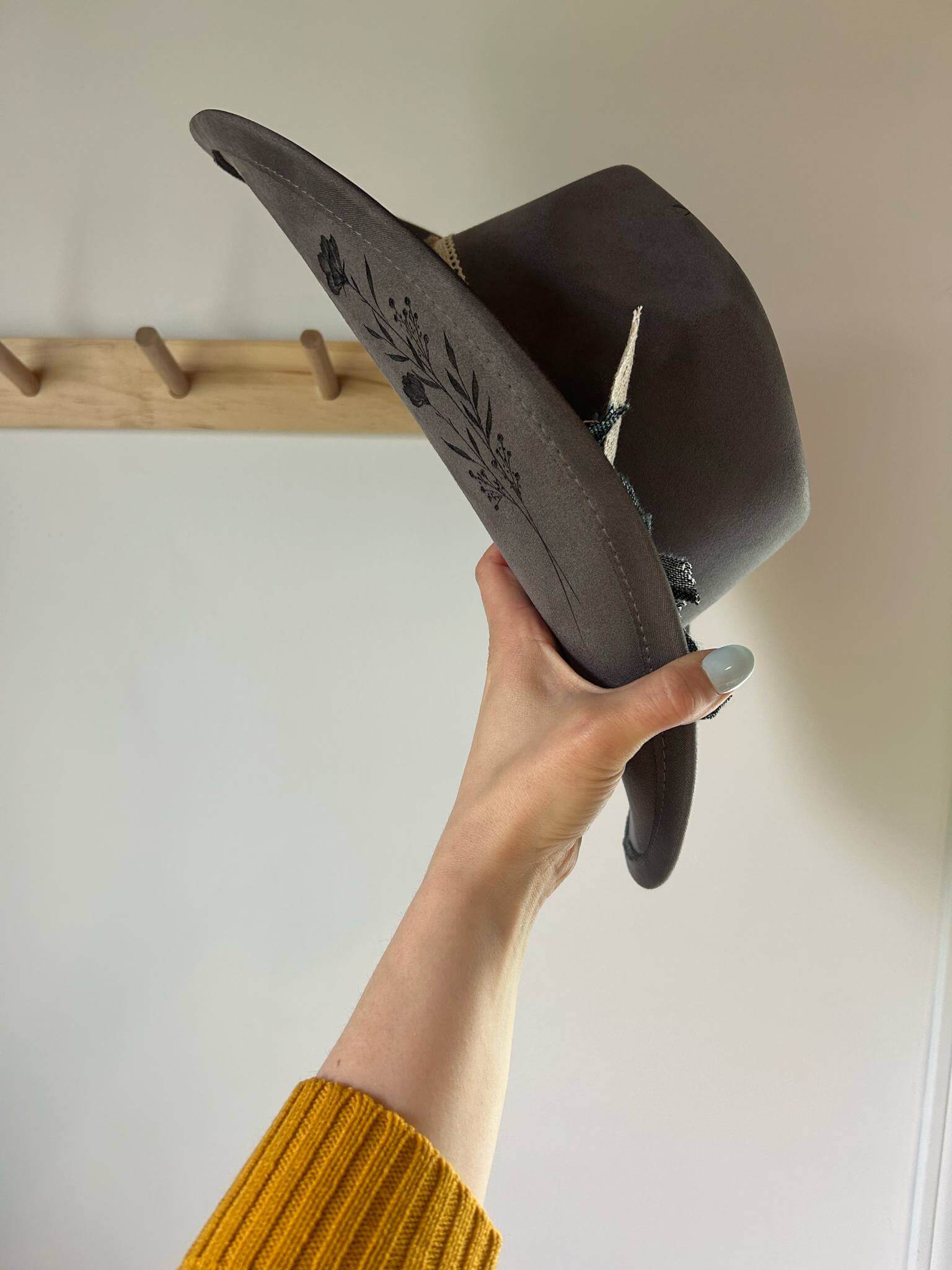 *VENDU - Chapeau pyrogravé "Sing Me A Song" – Image 2