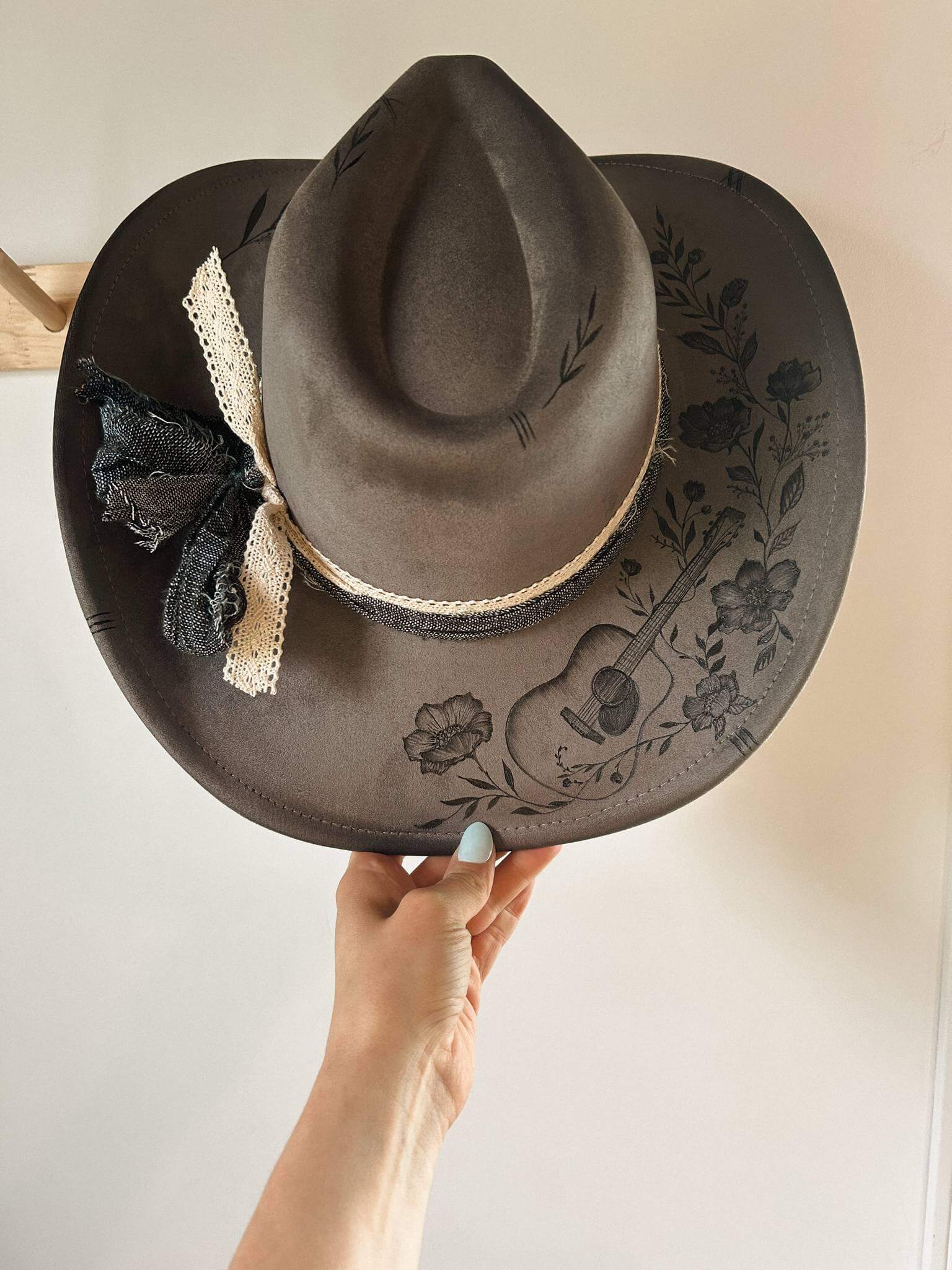 *VENDU - Chapeau pyrogravé "Sing Me A Song" – Image 3