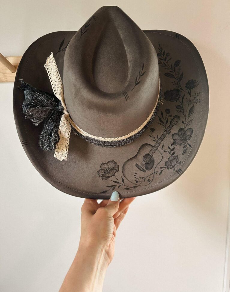 *VENDU - Chapeau pyrogravé "Sing Me A Song"