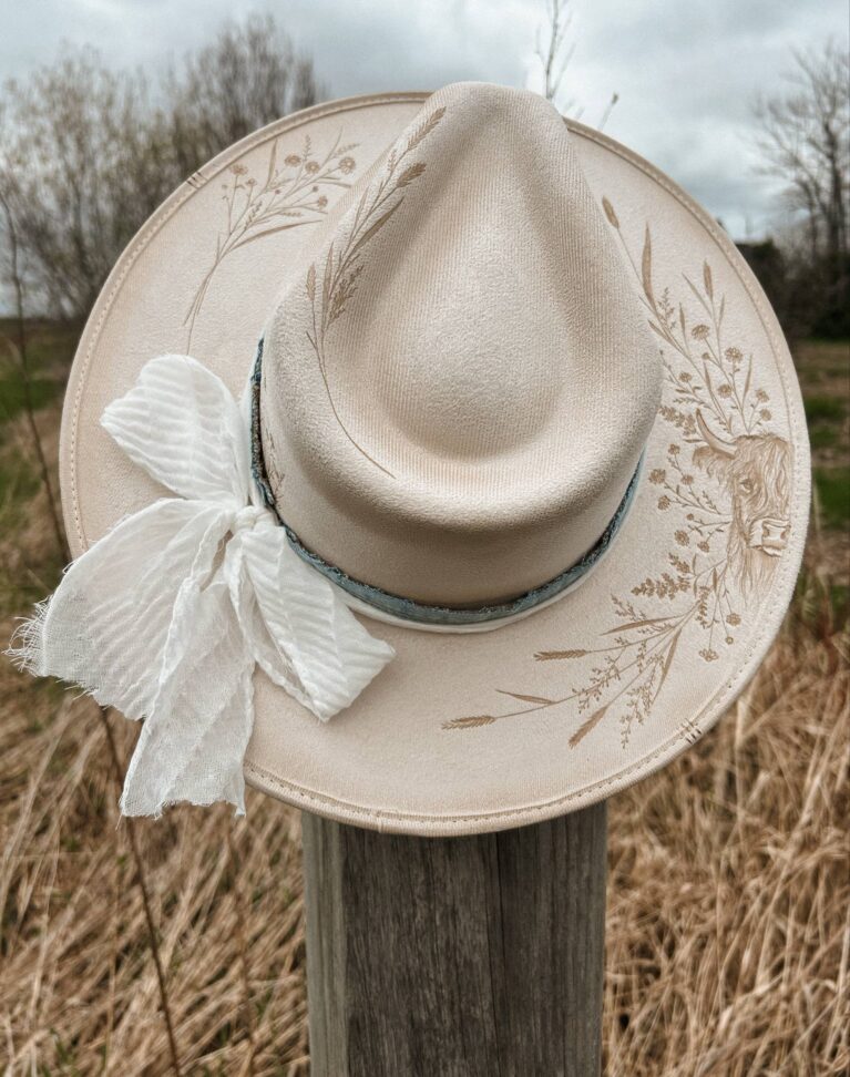 *VENDU - Chapeau pyrogravé - Field of Daisies