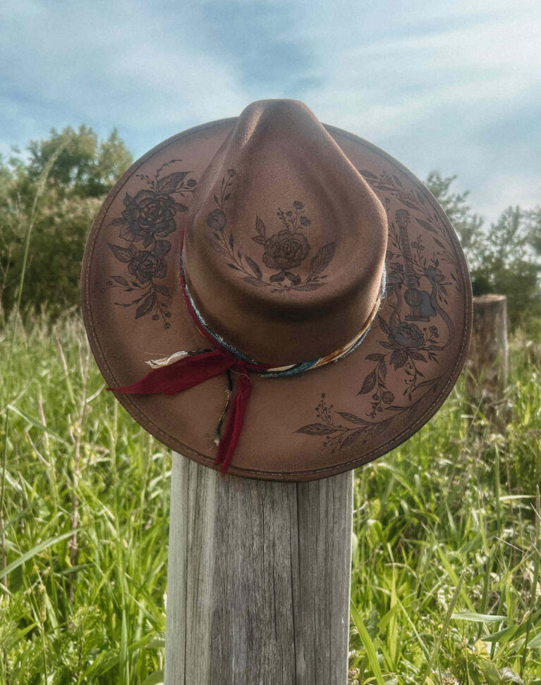 Chapeau pyrogravé "Strings & Peonies"