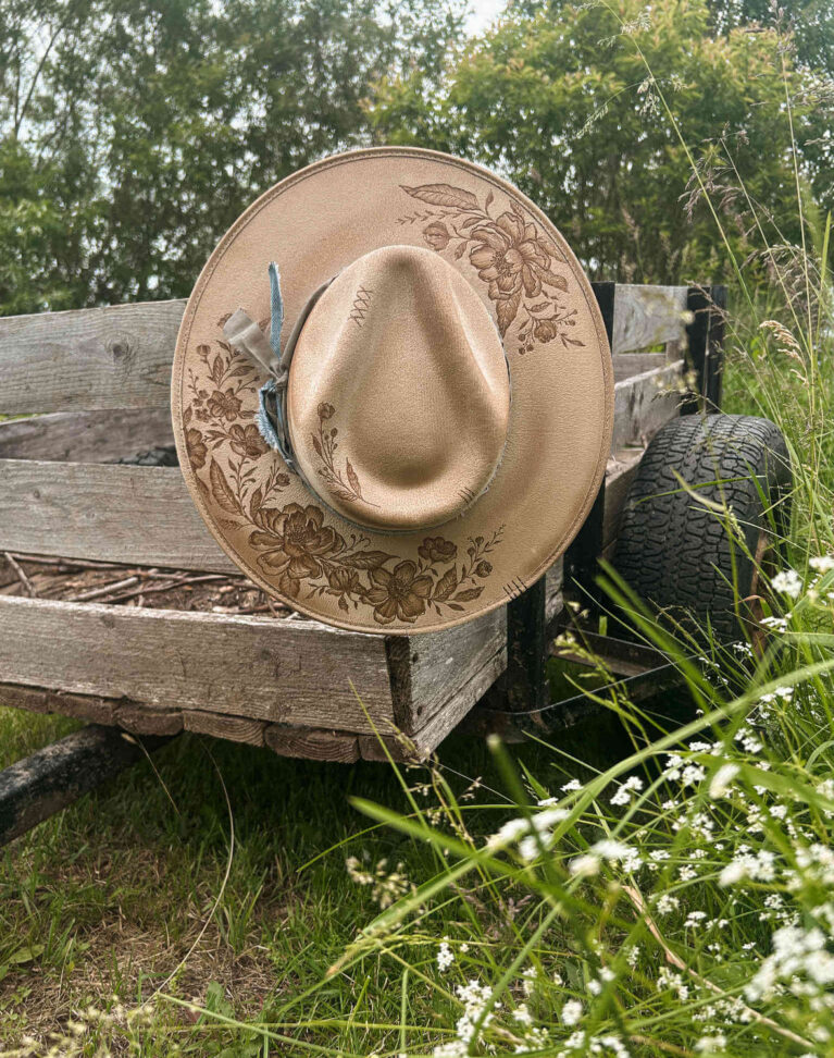 Chapeau Pyrogravé - "Peonies Garden"