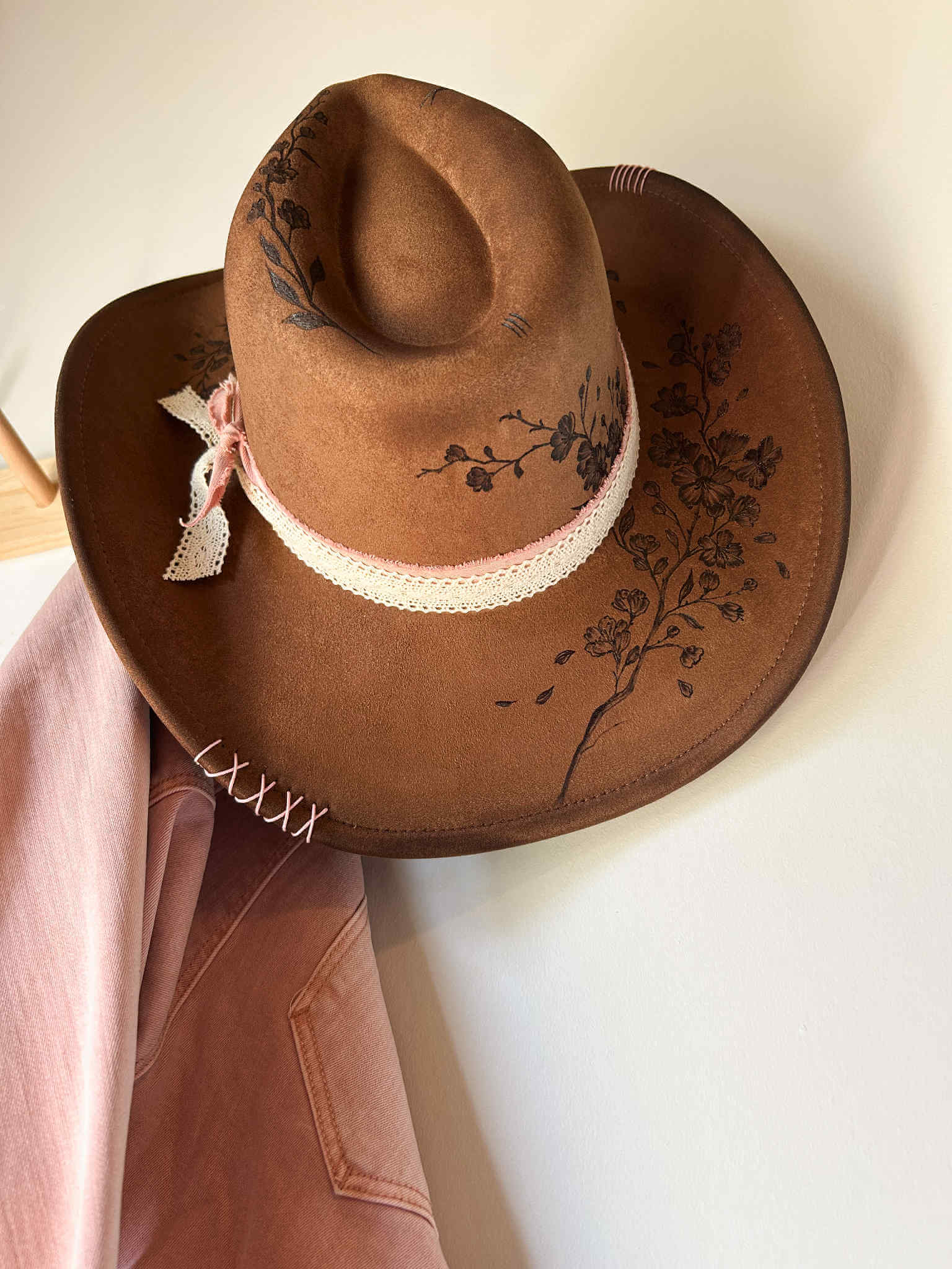 Chapeau pyrogravé "Cherry Rodeo"