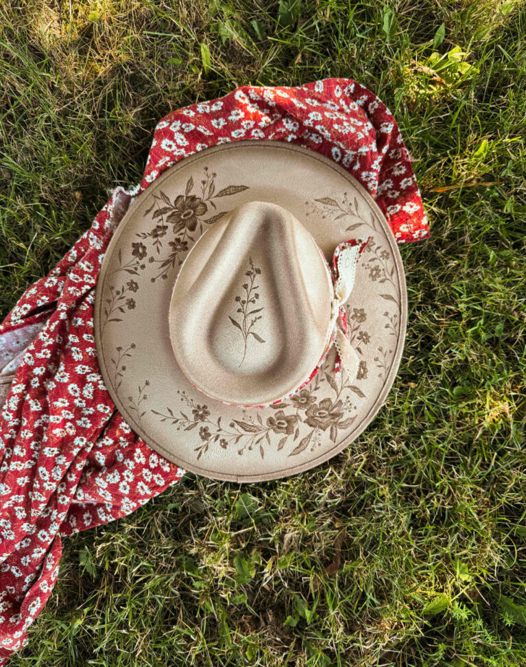 Chapeau pyrogravé "Memory Lane"