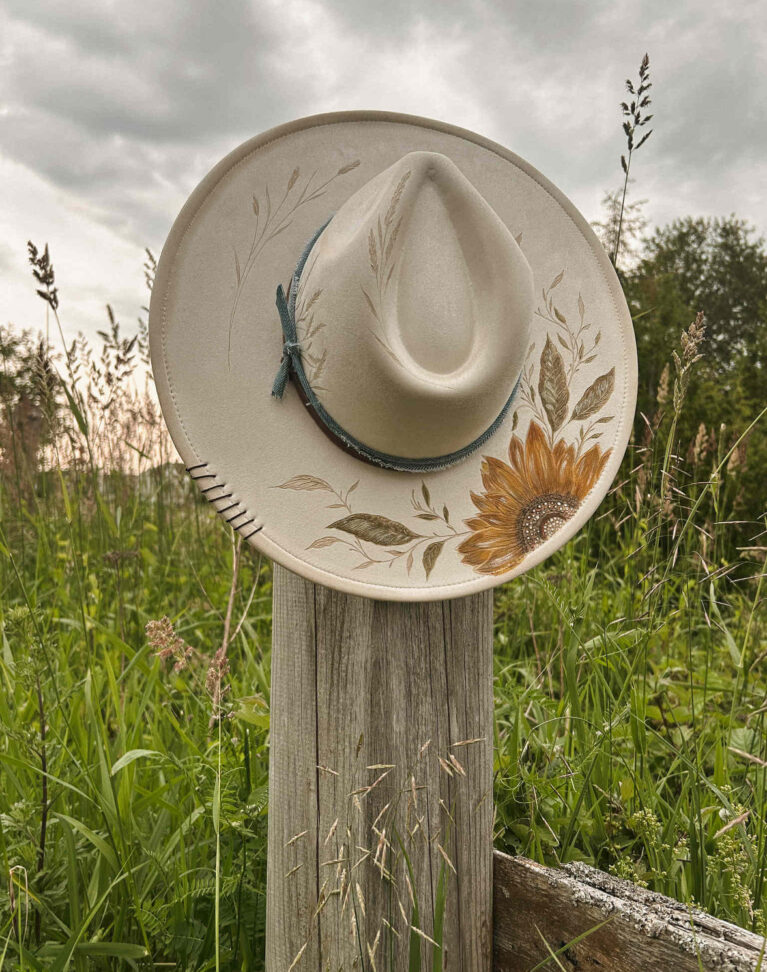 Chapeau pyrogravé et peint "Sunny Field"