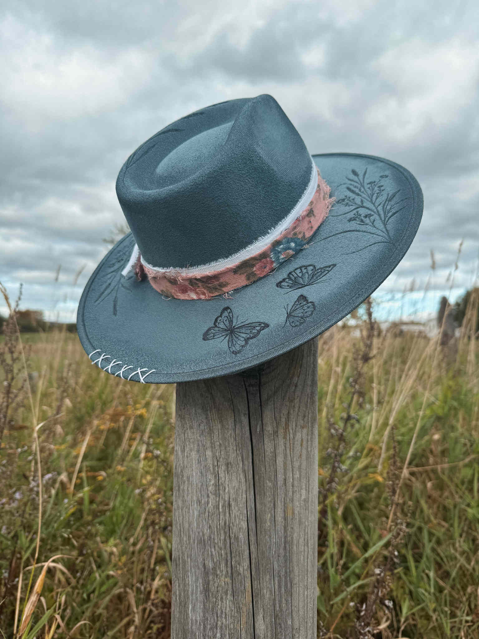 * VENDU - Chapeau Pyrogravé - "Autumn Sky"