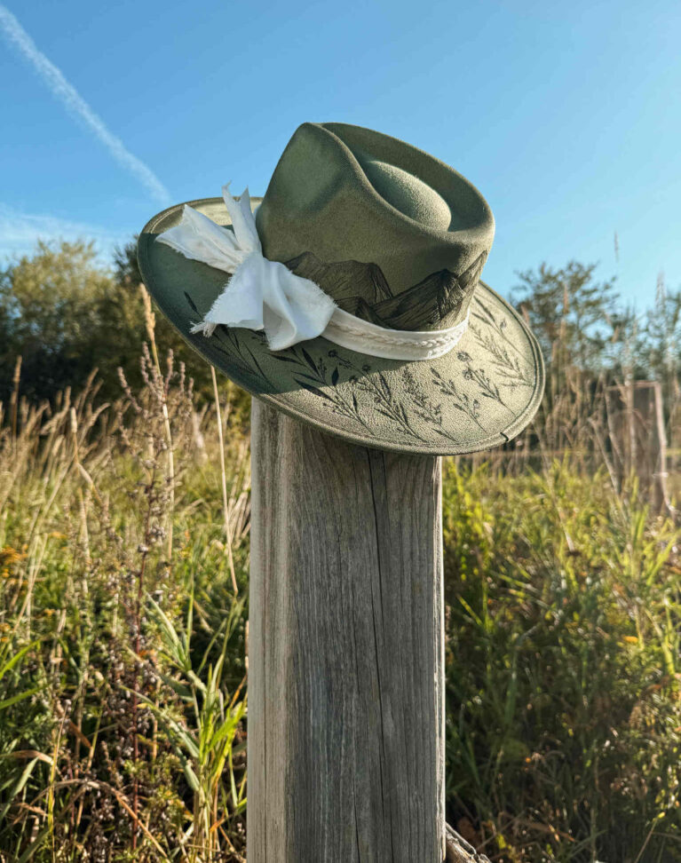 Chapeau pyrogravé "Sommet Fleuri"