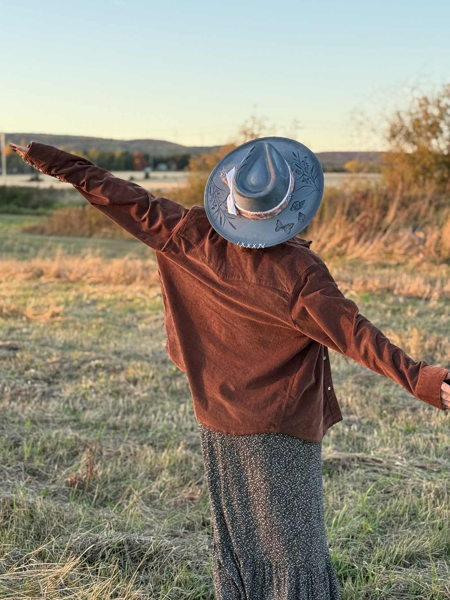 * VENDU - Chapeau Pyrogravé - "Autumn Sky" – Image 3