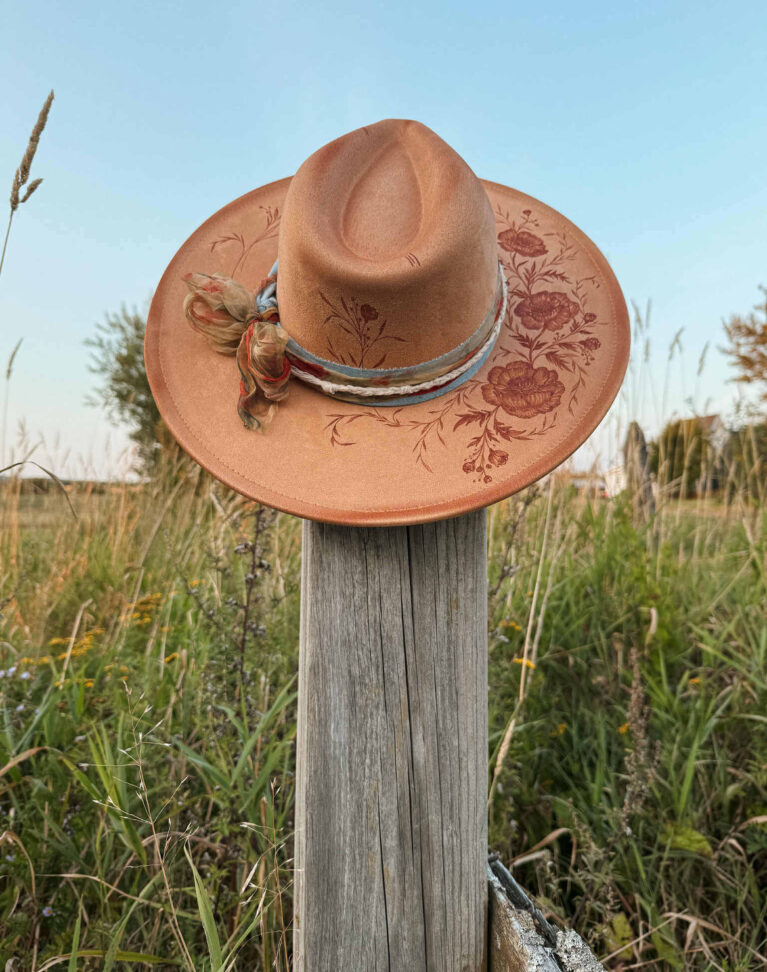 Chapeau pyrogravé - "Amber Breeze"