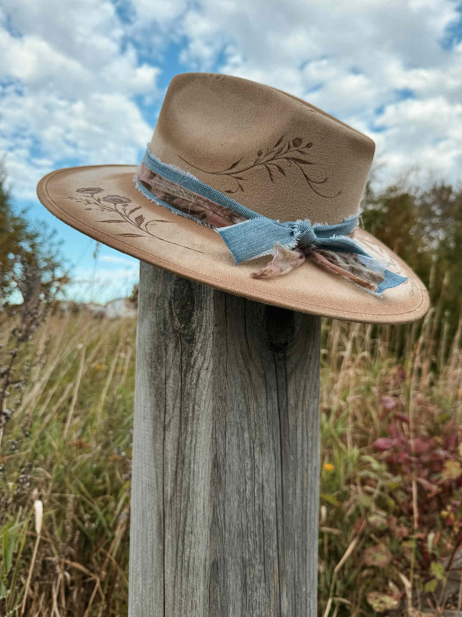 *VENDU - Chapeau Pyrogravé "Song For Lorelai" – Image 2