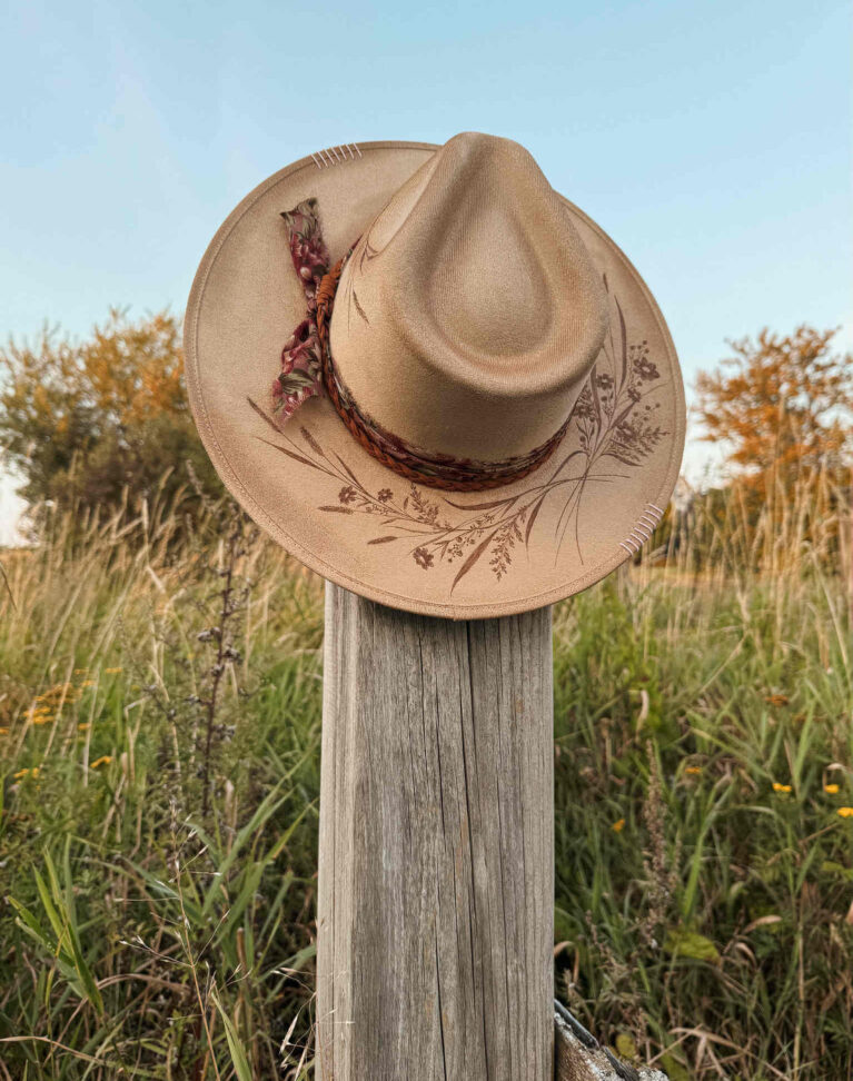 Chapeau pyrogravé "Fall Is Calling"