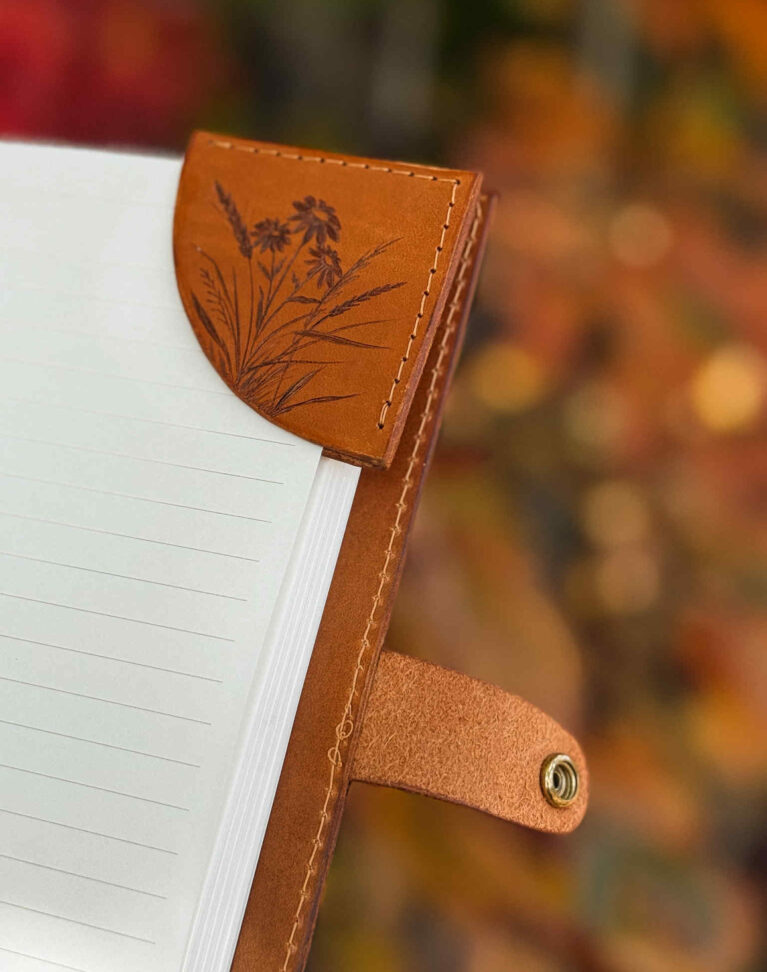 *VENDU - Signet de cuir pyrogravé "Marguerites"