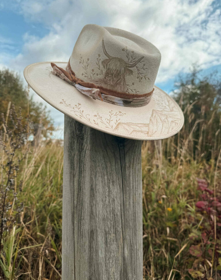 * VENDU - Chapeau Pyrogravé - "Highland Bloom"