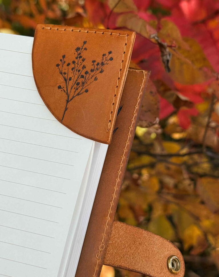 *VENDU - Signet de cuir pyrogravé "Petites Fleurs"
