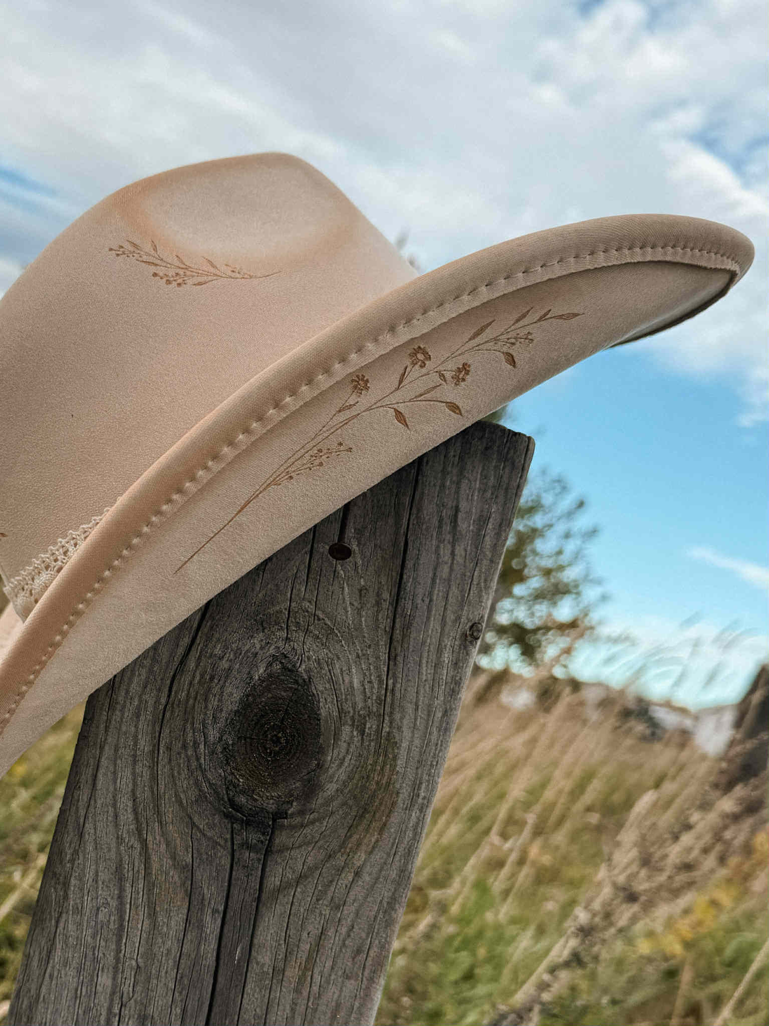 * VENDU - Chapeau Pyrogravé - "Balade Automnale" – Image 2