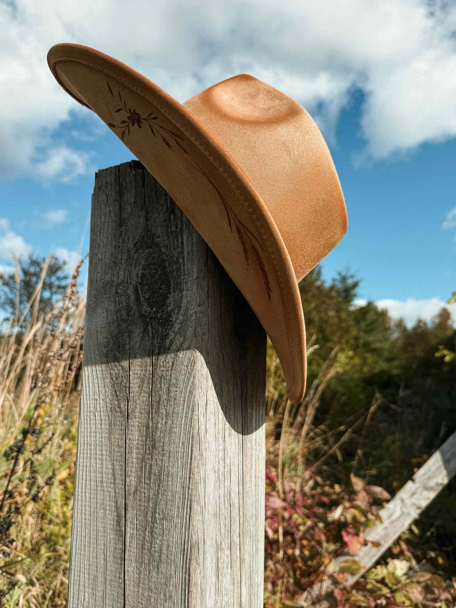 * VENDU - Chapeau pyrogravé -"Highland Roots" – Image 2