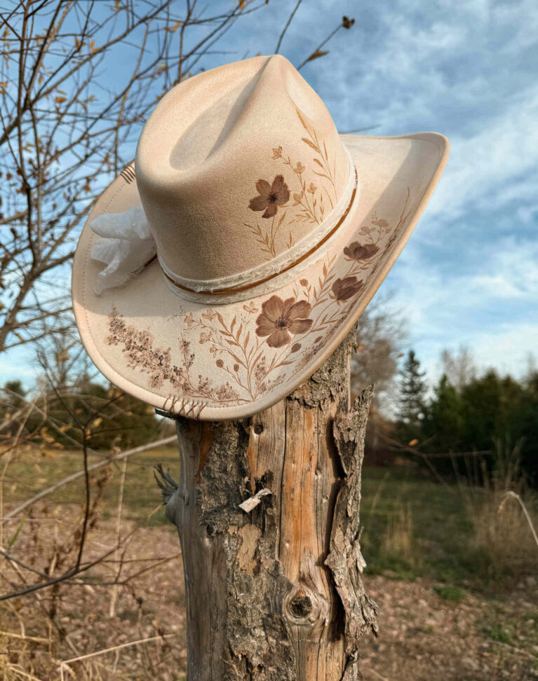 *VENDU - Chapeau pyrogravé et peint - Western Girl