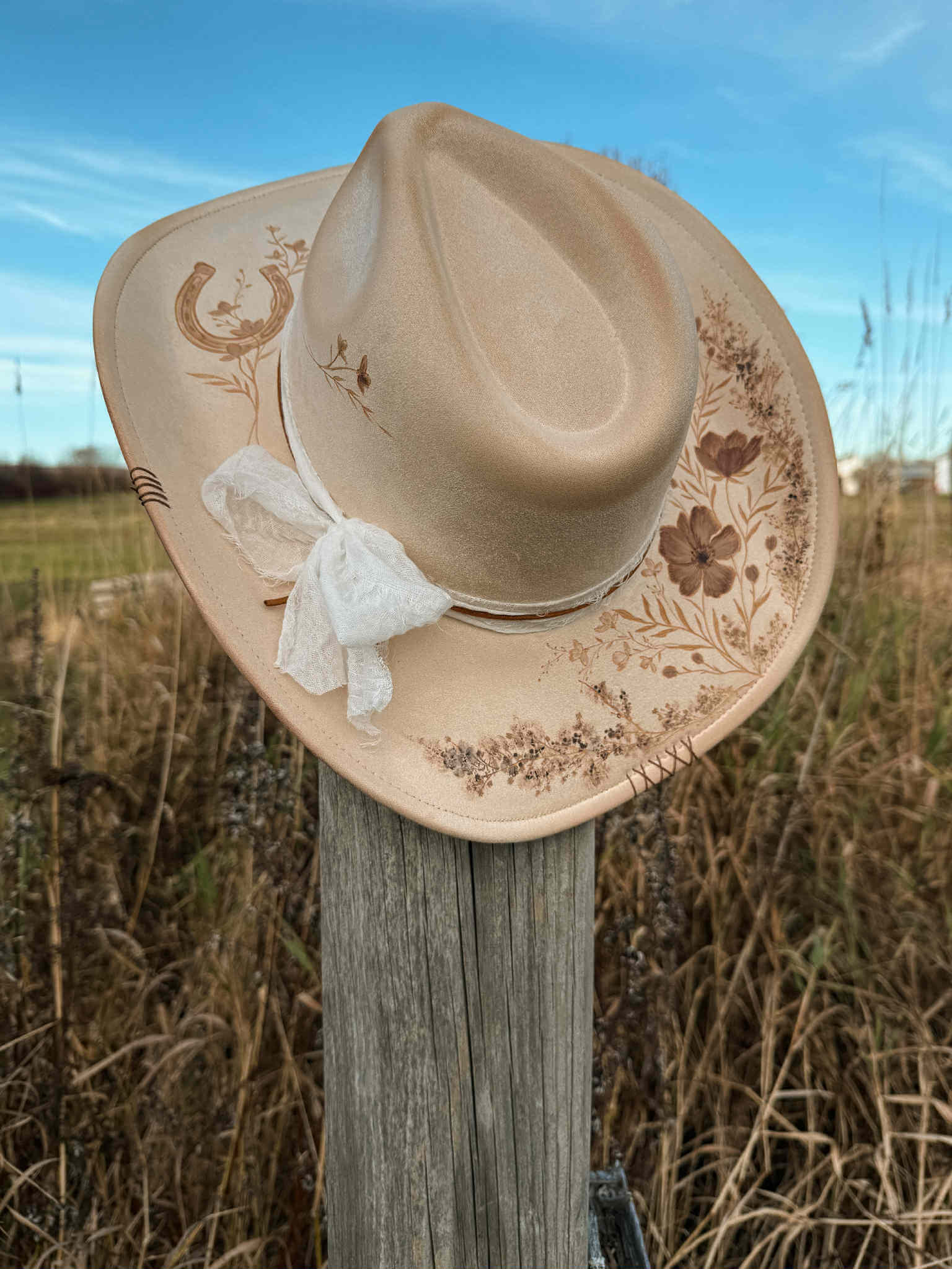 *VENDU - Chapeau pyrogravé et peint - Western Girl – Image 2