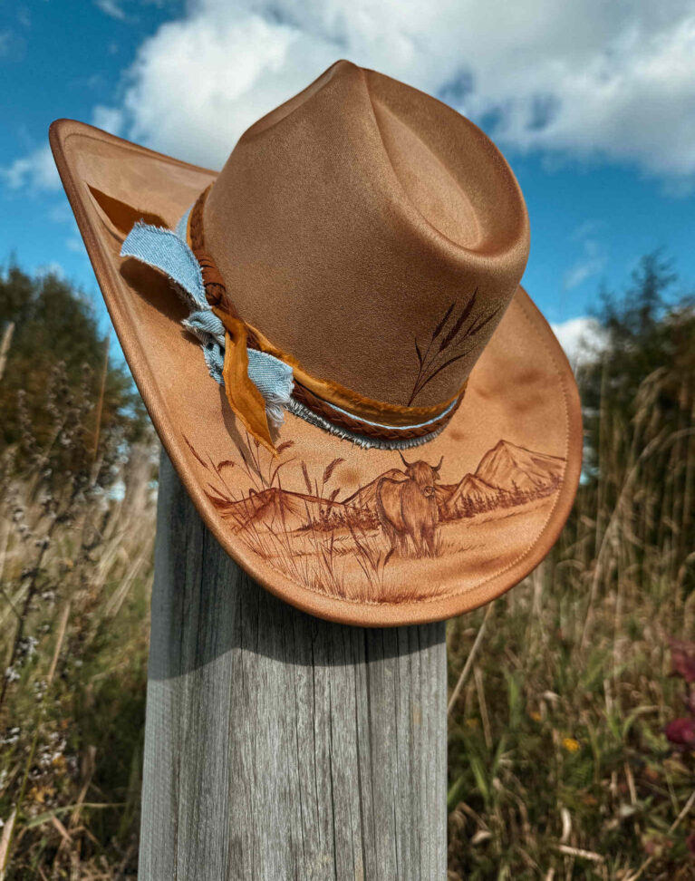 * VENDU - Chapeau pyrogravé -"Highland Roots"