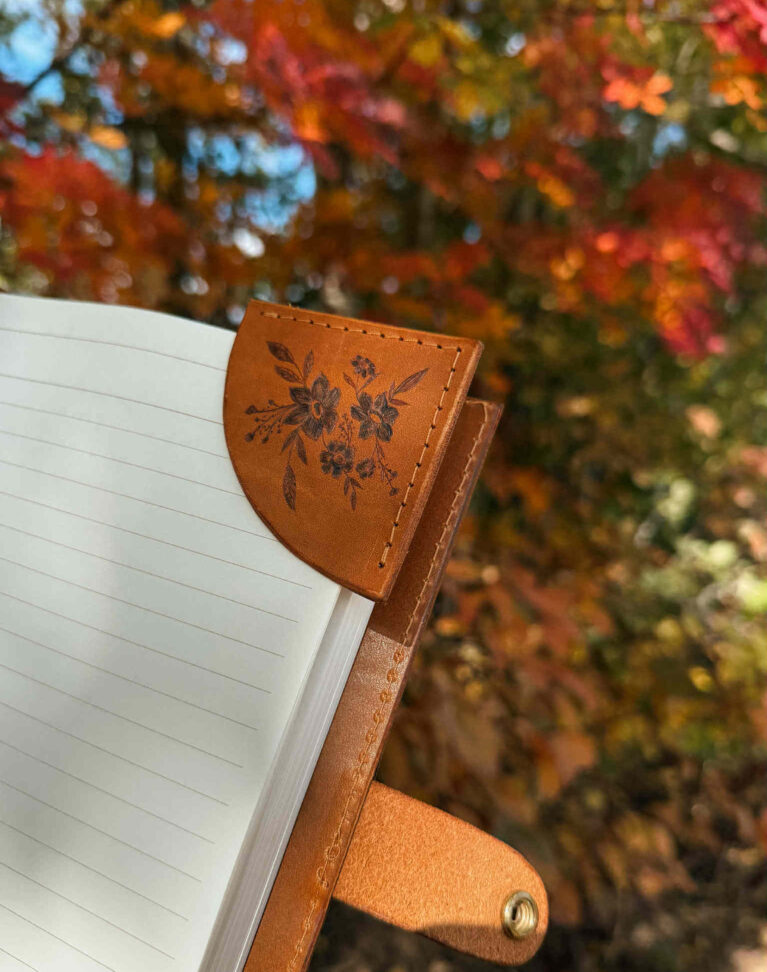 Signet de cuir pyrogravé "Bouquet d'automne"