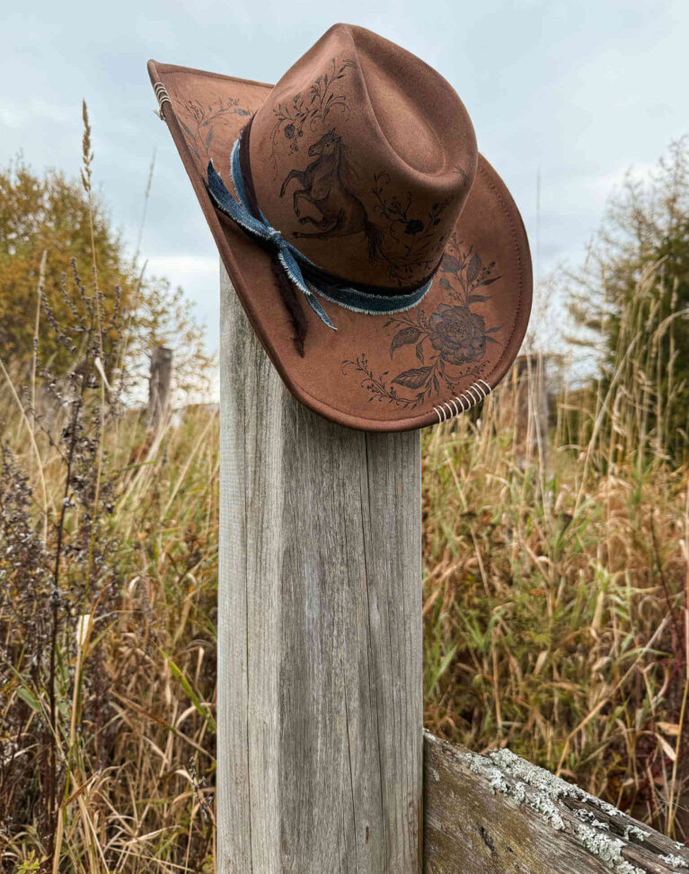 Chapeau pyrogravé "Wild Peony"