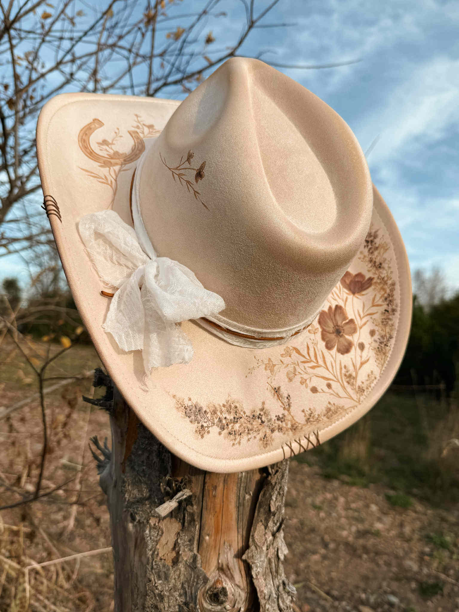 *VENDU - Chapeau pyrogravé et peint - Western Girl – Image 4