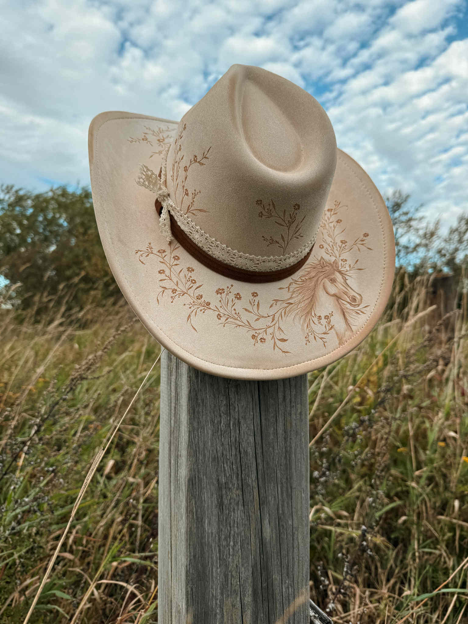 * VENDU - Chapeau Pyrogravé - "Balade Automnale"