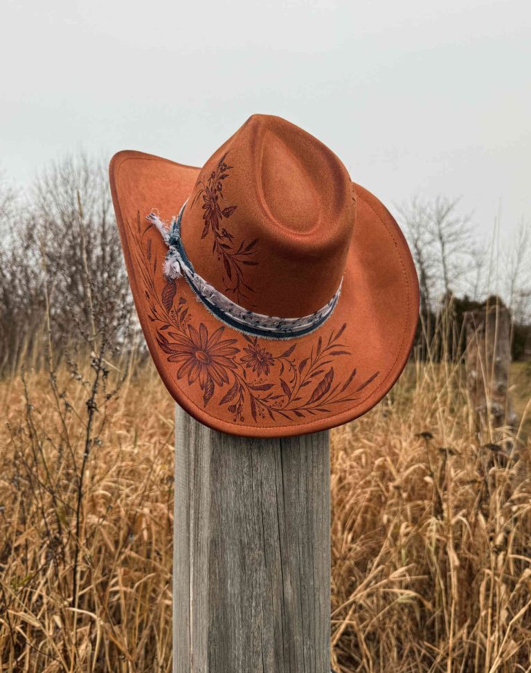 *VENDU - Chapeau pyrogravé "Copper Daisies"