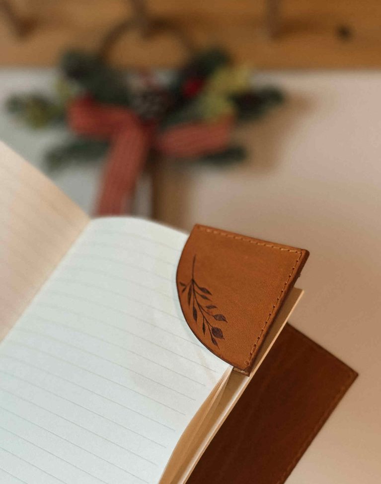 Signet de cuir pyrogravé "Feuillage"