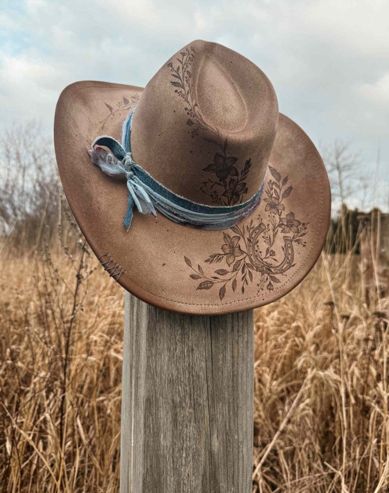 Chapeau pyrogravé "Lucky Blossom"