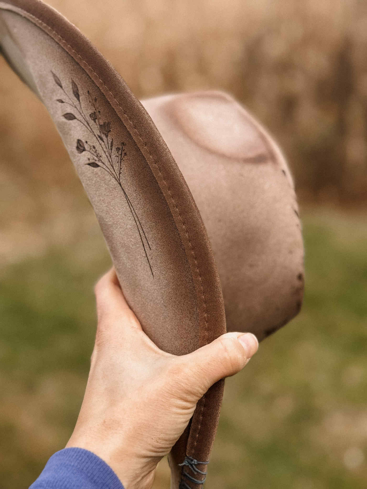 Chapeau pyrogravé "Lucky Blossom" – Image 2