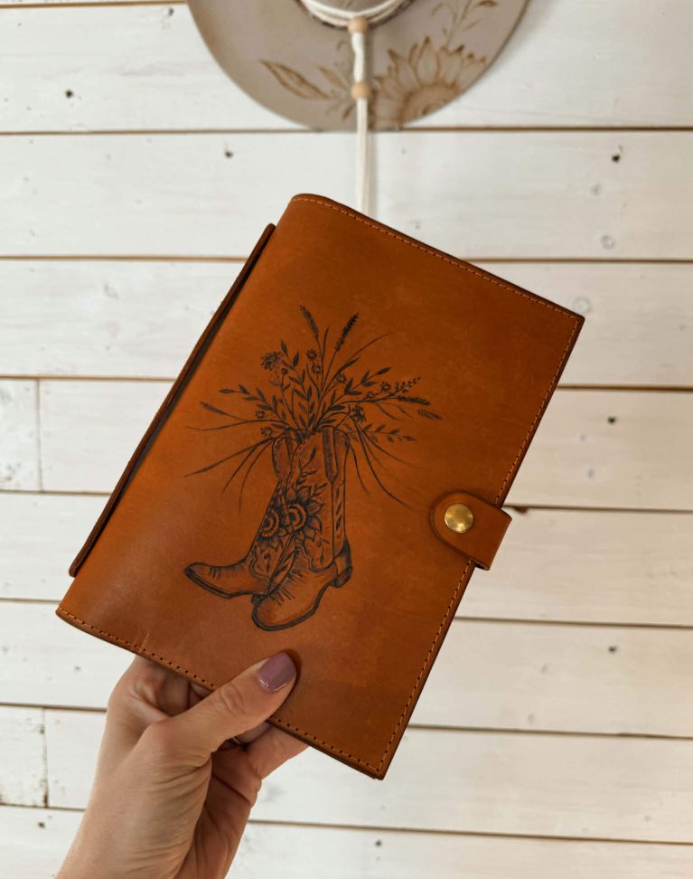 Carnet de cuir pyrogravé "Blossom Boots"