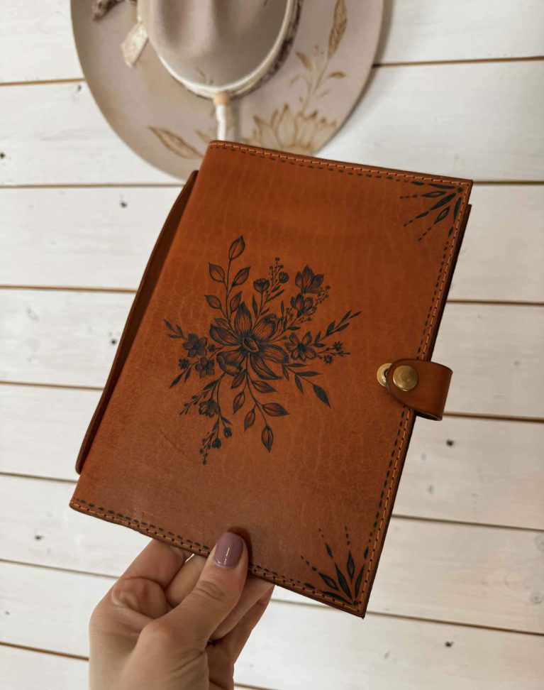 Carnet de cuir pyrogravé "Leather Flowers"