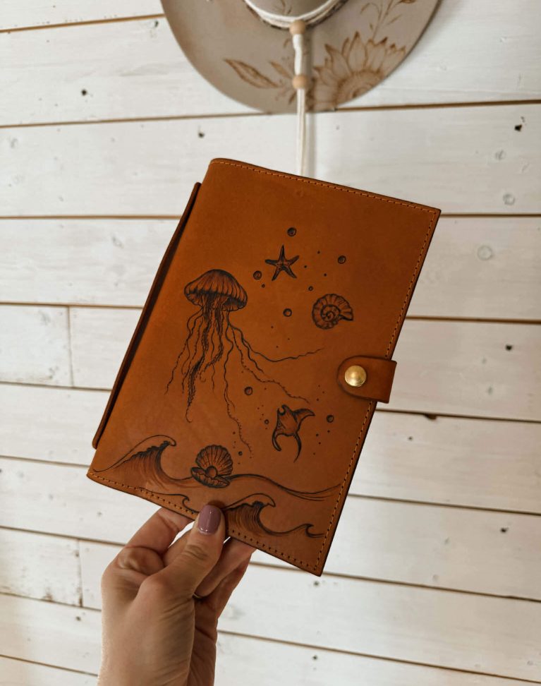 Carnet de cuir pyrogravé "Under the Sea"