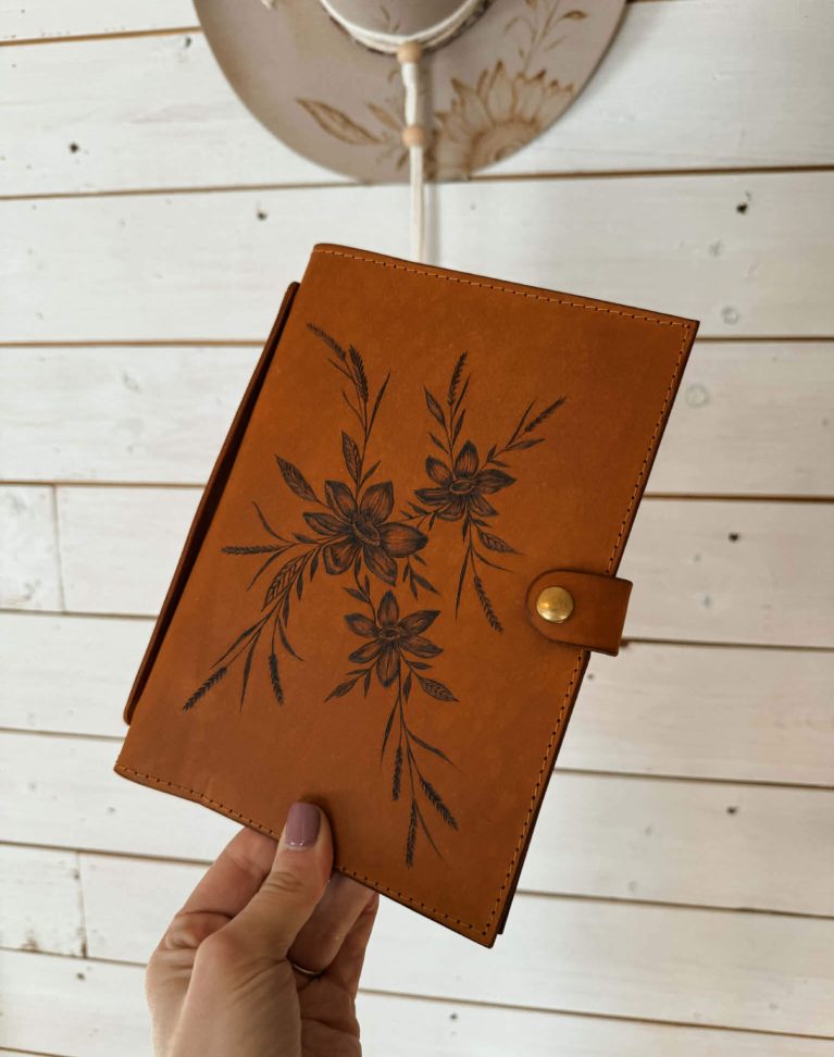Carnet de cuir pyrogravé "Rustic Flowers"