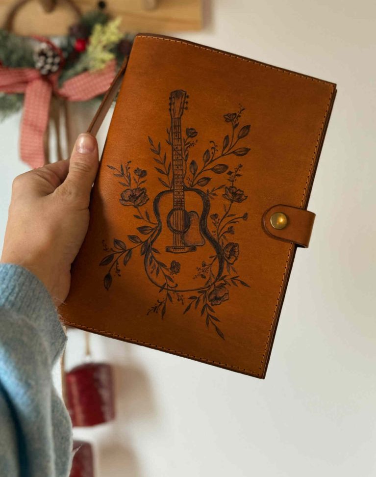 *VENDU - Carnet de cuir pyrogravé "Floral Harmony"