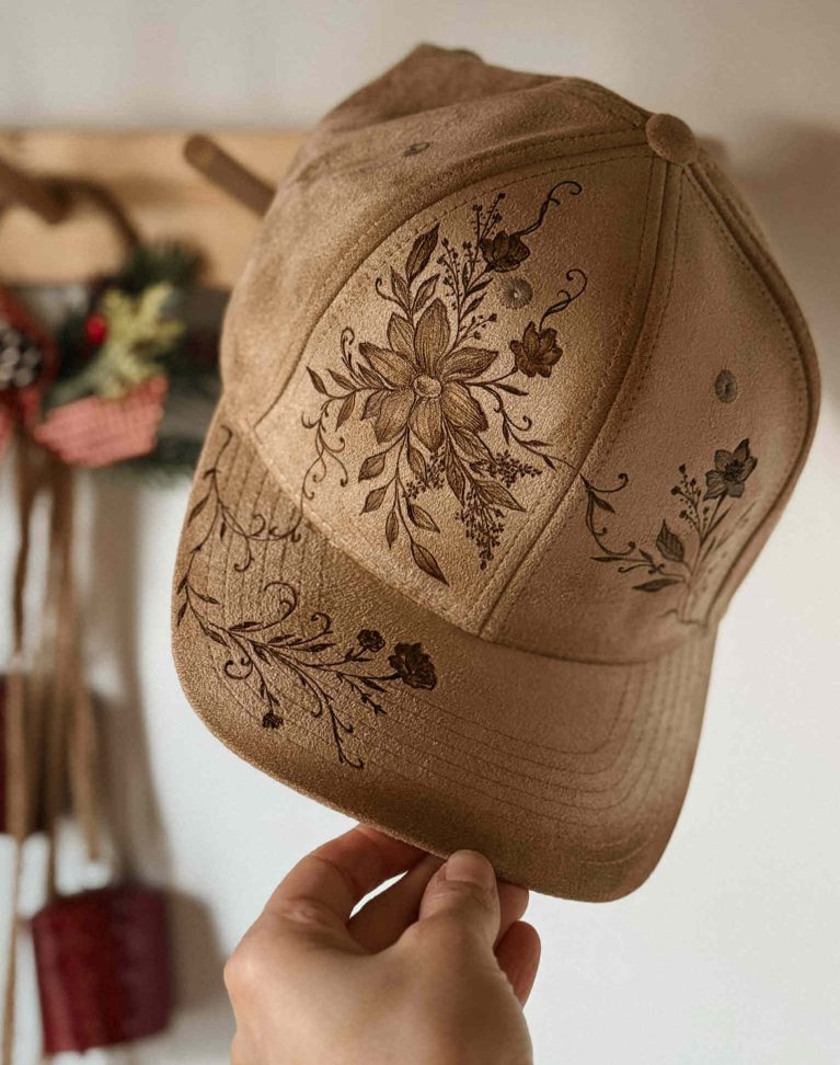 *VENDUE - Casquette pyrogravée "Florescence"