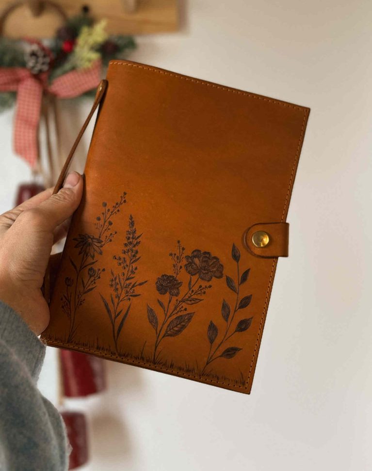 *VENDU - Carnet de cuir pyrogravé "Wildflowers"