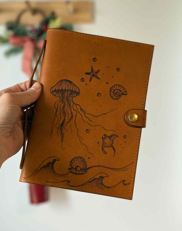 Carnet de cuir pyrogravé "Under the Sea"