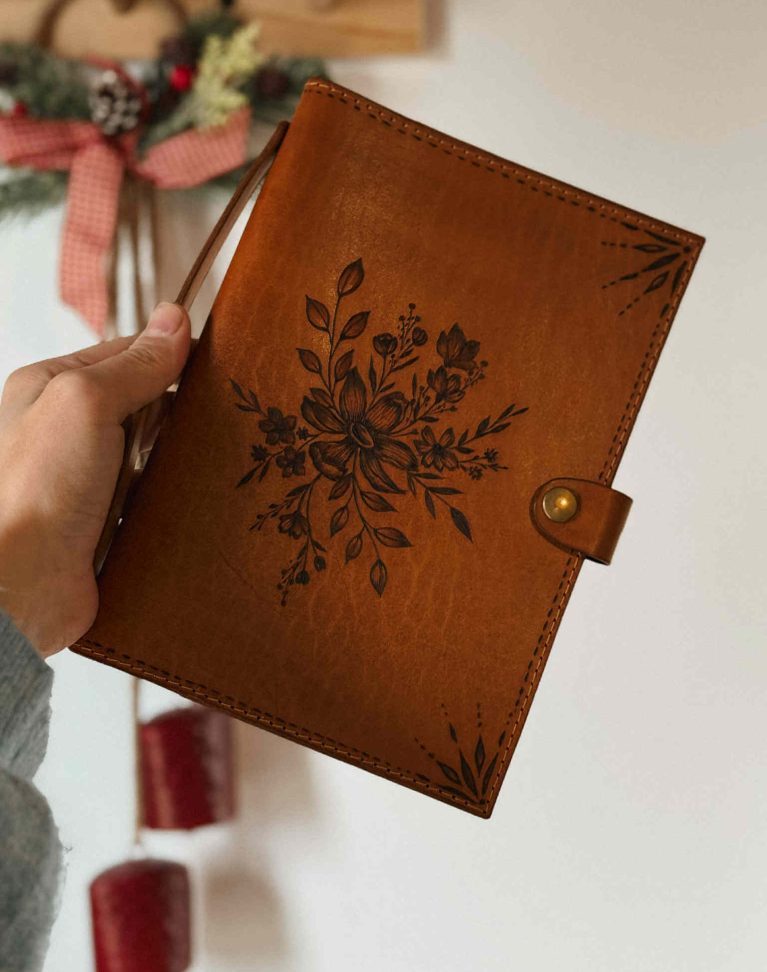 Carnet de cuir pyrogravé "Leather Flowers"