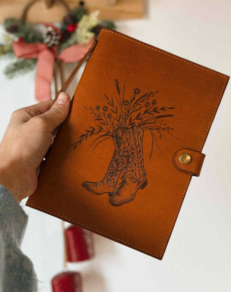Carnet de cuir pyrogravé "Blossom Boots"