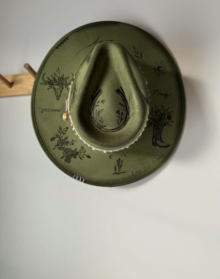 *VENDU - Chapeau pyrogravé - "Howdy"